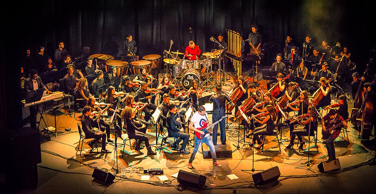 BandaSibelius's tweet photo. Una experiencia increíble la que vivimos el pasado domingo en el Centro Cultural Chacao en nuestra presentación junto a la Orquesta Sinfónica Juvenil de los Altos Mirandinos. Sin palabras!!!! #SibeliusFest2017 👏👏🤘⚡🔥🎸🎻 https://t.co/rf4KwhjTeb