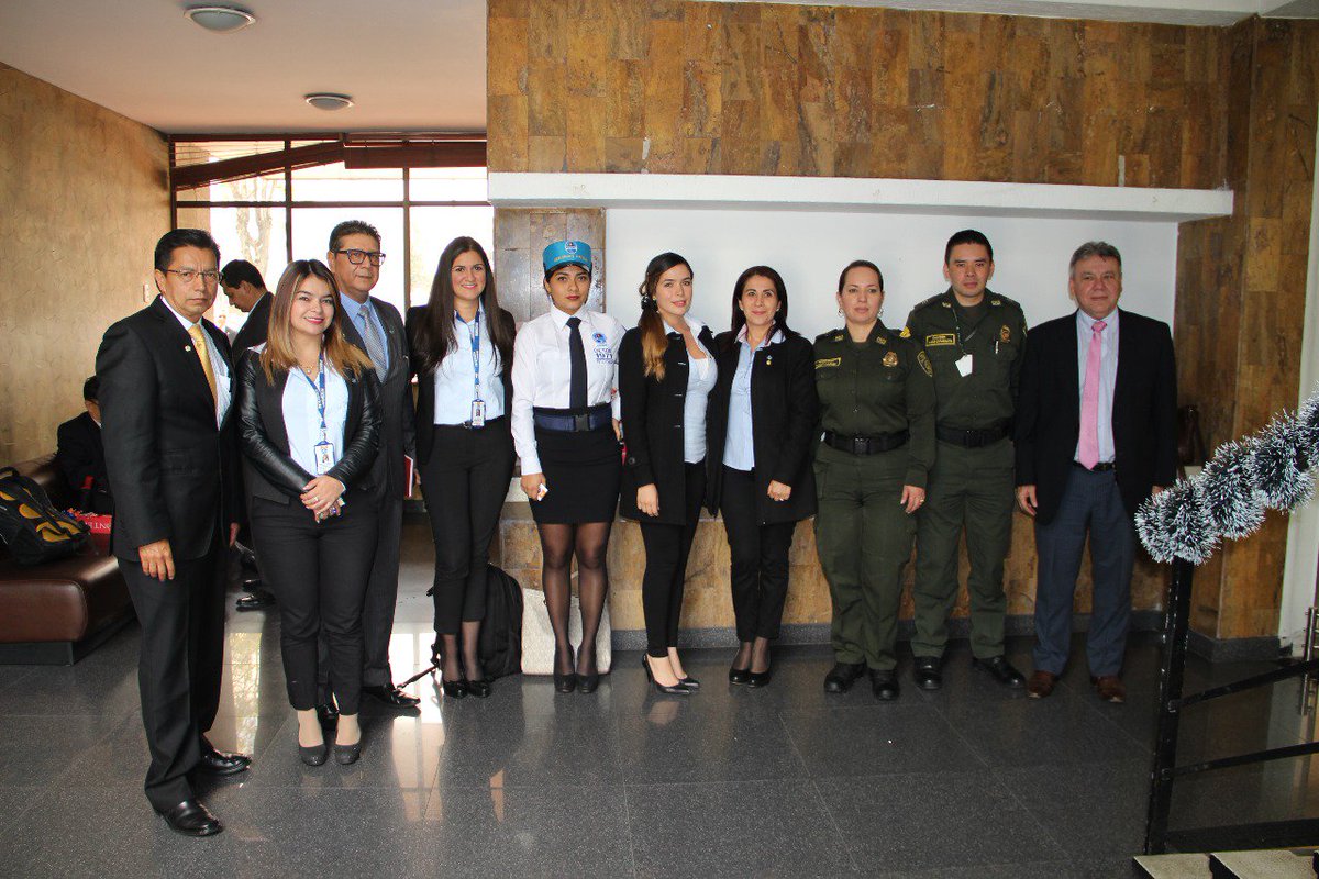 PoliciaBogota's tweet photo. Nuestras alianzas con #ADESEC en los Centros Comerciales nos permite que la ciudadanía estén llenos de tranquilidad y convivencia. #MTI 🚔👮🚔 https://t.co/w3wB8tWSFv