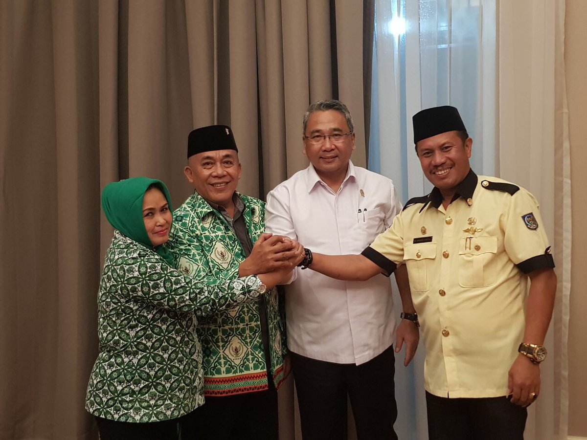 Bpk <a href="/EkoSandjojo/">Eko P. Sandjojo</a> brtmu 3 pimp asosiasi pemerintahan Desa utk spakat saling bkerja sama &amp; brsinergi dmi kmajuan Desa.