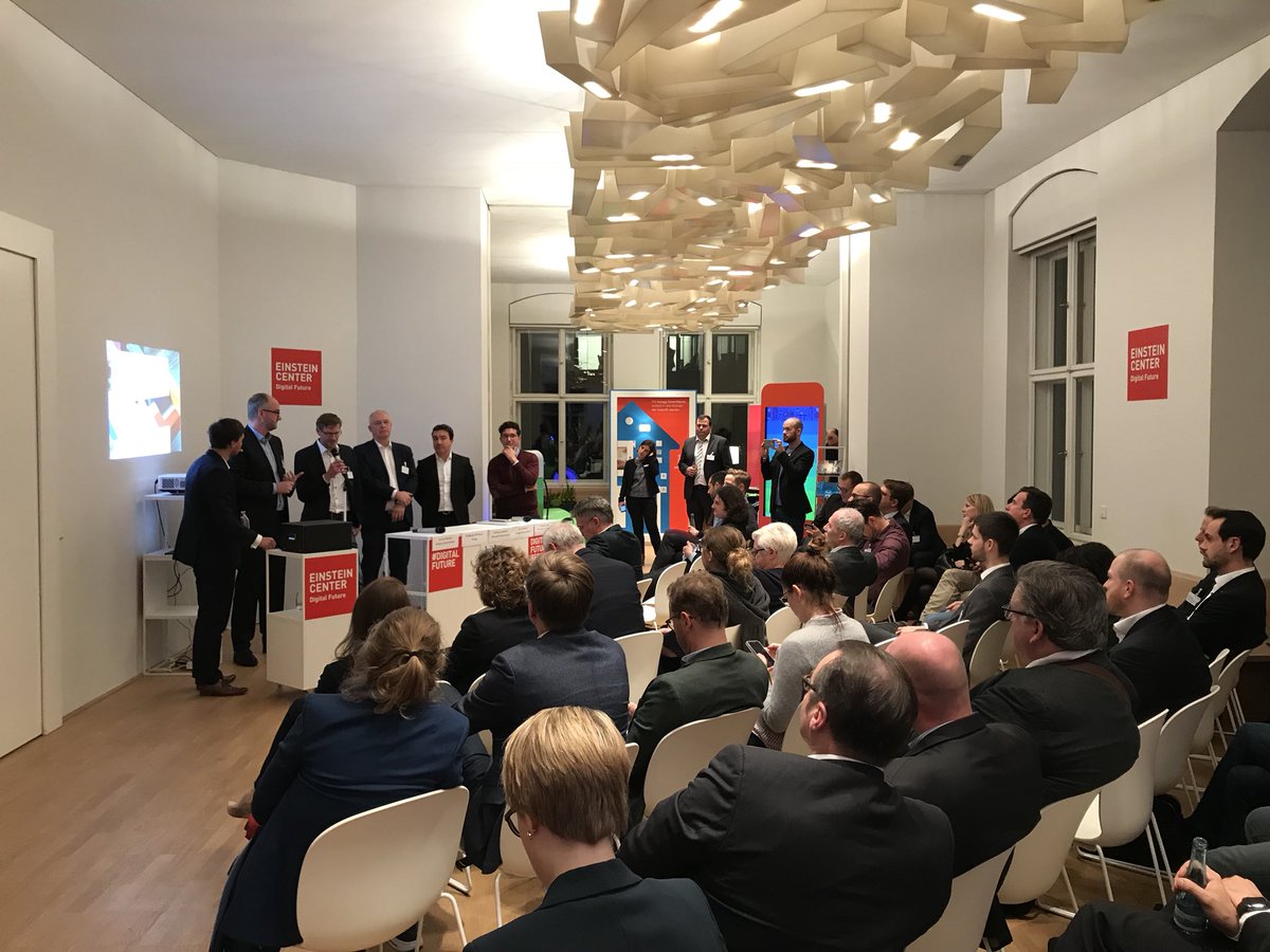 Bitkom's tweet image. Sprachsteuerung und Künstliche Intelligenz - Digitale Assistenten sind heute das Thema beim Bitkom #TechTouch