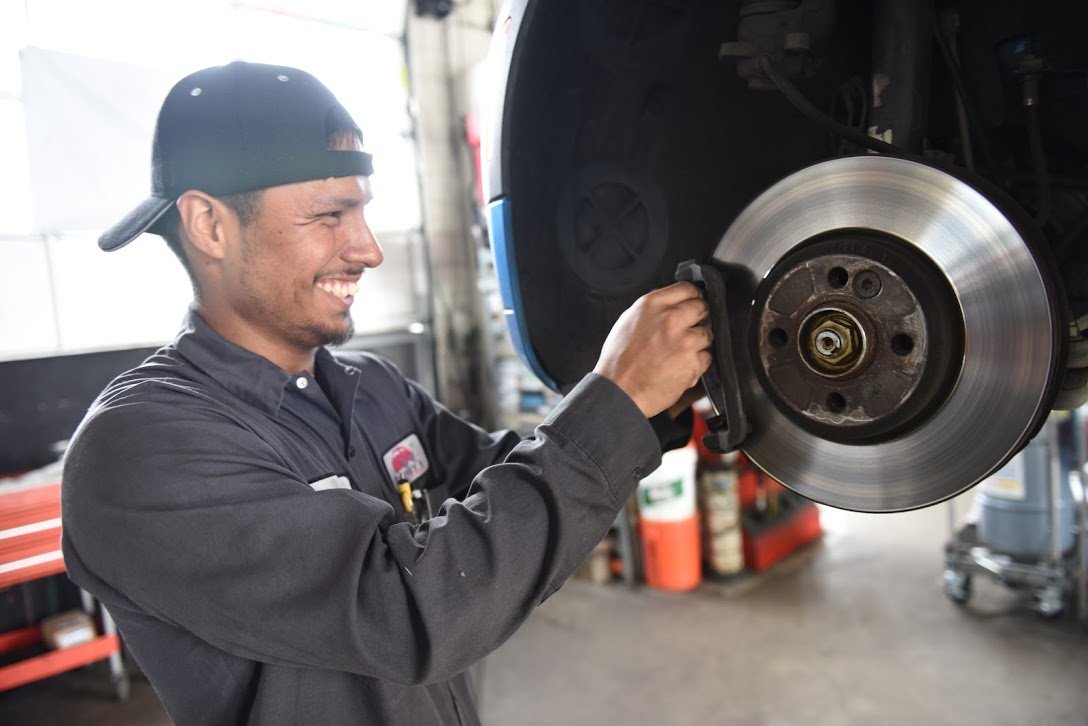 FerneysAuto's tweet photo. Happy #mechanics make for exceptional repair! #BringIt to Ferney's for service AND a smile! @MINI5280dotORG #MINI5280 #thebest #customerservice #drivemini https://t.co/yP4SPbc6mJ