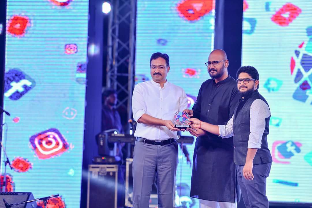 TheViralFever's tweet photo. The director of some our most loved videos, Raghav Subbu & TVF's AVP, Content Strategy, Shreyansh Pandey, picking up the Best Entertainment Content Creators award in Amaravathi. #SMSummit17 #HumBeerHaiBC https://t.co/52ZRgxCmCV