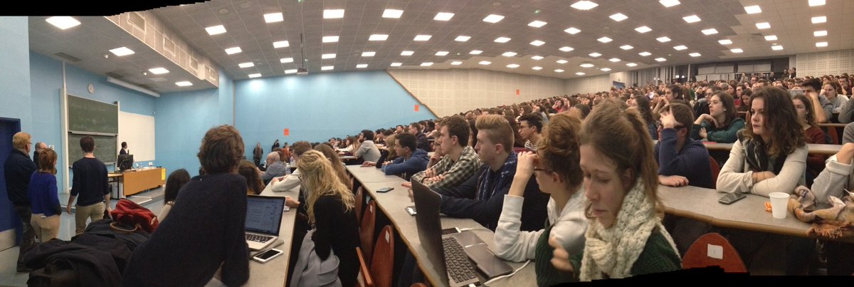 Quentin_Laurent's tweet photo. Comme à chacun de ses déplacements, B. Hamon clôt la journée devant un amphi d'étudiants. Ici Lille 2.
"Mandela disait 'Je ne perds jamais, soit je gagne, soit j'apprends'. Autant vous dire que cette année, j'ai appris beaucoup." https://t.co/wJFkAJNxGq