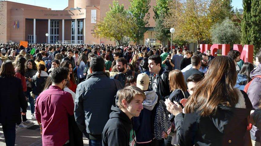 ma_collado's tweet photo. Gracias, en mi nombre y en el de toda la @uclm_es, a los estudiantes, a sus representantes y a los miembros de la comunidad universitaria, por el compromiso que hoy han mostrado con su universidad. https://t.co/DVN7BlB083