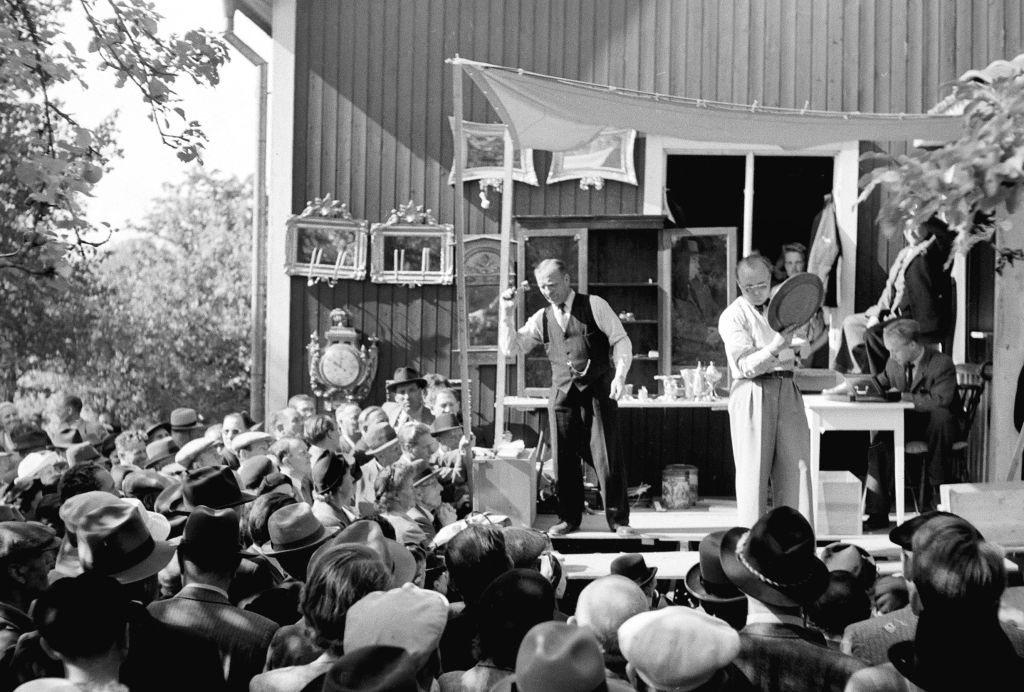 SRAuctioneers's tweet image. #Facts - A Dutch auction is a method of sale that entails the public offer of the property at a price in excess of its value, accompanied by a gradual reduction in price until the item is purchased. 🎩💰 #AuctioneerLife #DutchAuctions