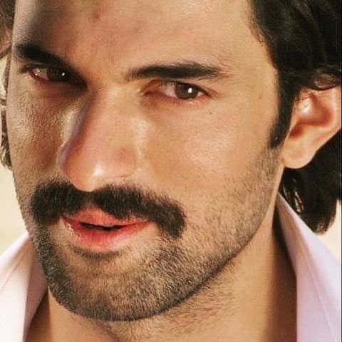tuba76_EA's tweet photo. Efsane bakışımızı. Atarız.  #EnginAkyürek #mustafabulut https://t.co/744VN7ABun