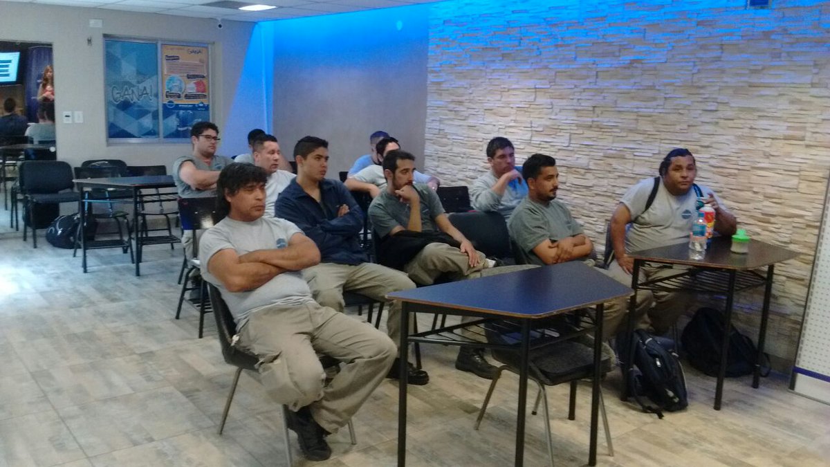 Con los cros .haciéndole el aguante en la reunion