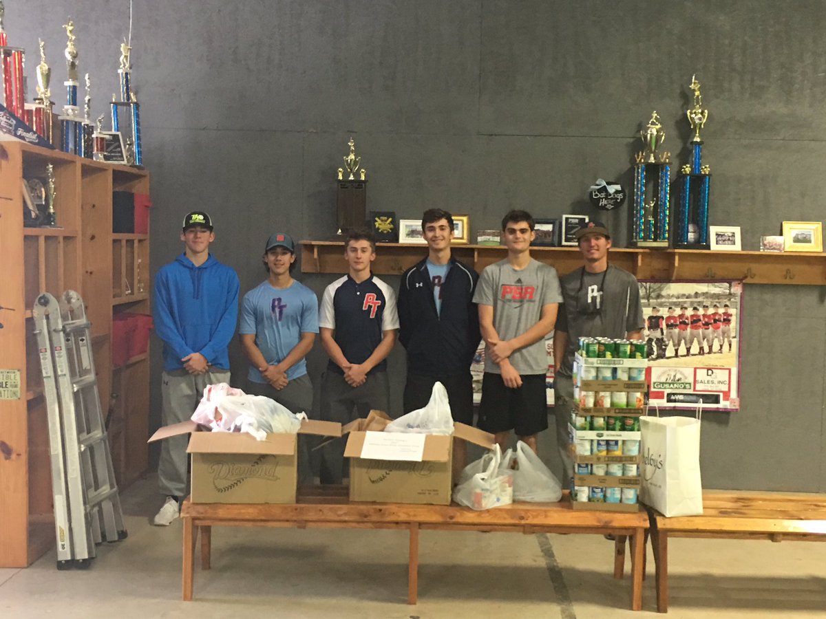 MMWArkansas's tweet photo. Thanks to the 2018 PT players that helped with our Thanksgiving food drive! @macmccroskey5 @Trevor_Brown2 @agarrett00_ https://t.co/qPr71Le8Kh