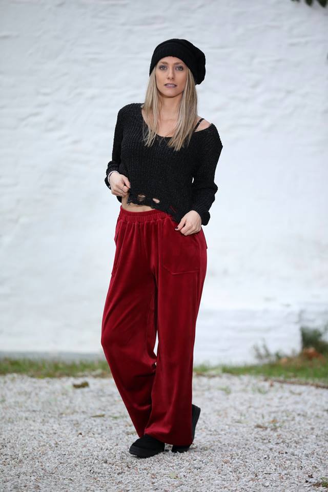 freesizesgr's tweet image. Φέτος η μόδα μας κάνει να νιώθουμε ζέστη και θαλπωρή 🧥💖 αφού το βελούδο κυριαρχεί και θα το βρούμε σε μπλούζες, φορέματα, φόρμες, παντελόνια και κολάν! Ανακαλύψτε τα στο ηλεκτρονικό σας κατάστημα freesizes.gr  😍😚😎