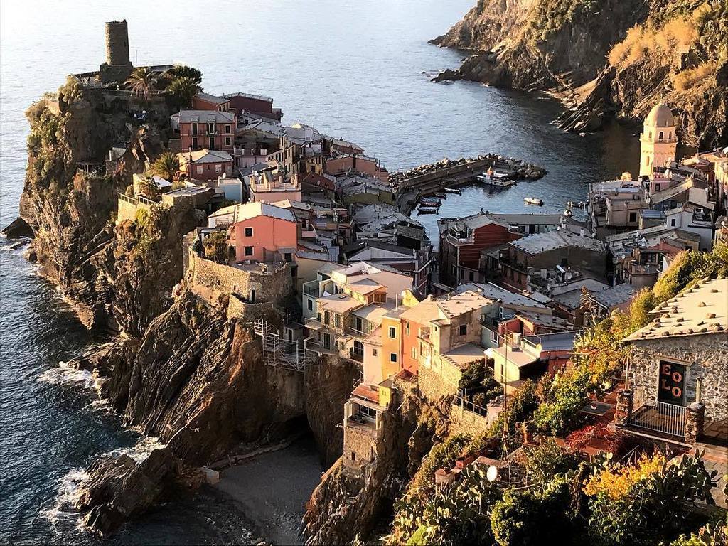 SojuSoldier's tweet photo. Stopped for some refreshments and to watch the sunset over Vernazza, the fourth stop in Cinque Terre. #icouldgetusedtothis #italy #cinqueterre #vernazza https://t.co/bNaJqu5NZh https://t.co/iwi0KeWPk2