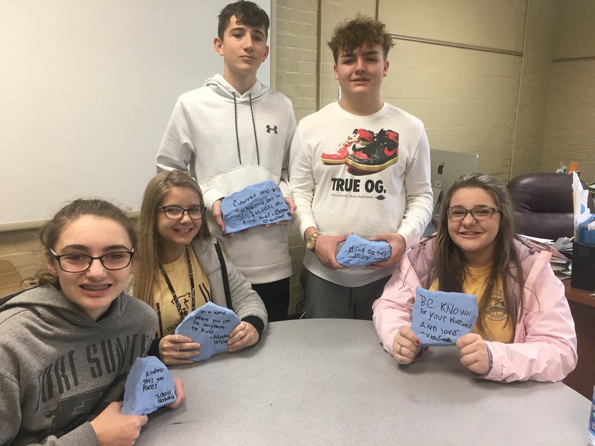 Pineville_Ind's tweet photo. Pineville Middke School students are sharing the theme “choose kind” from the book “Wonder” #readky#rockpainting#choosekind https://t.co/8YiACzBEWj