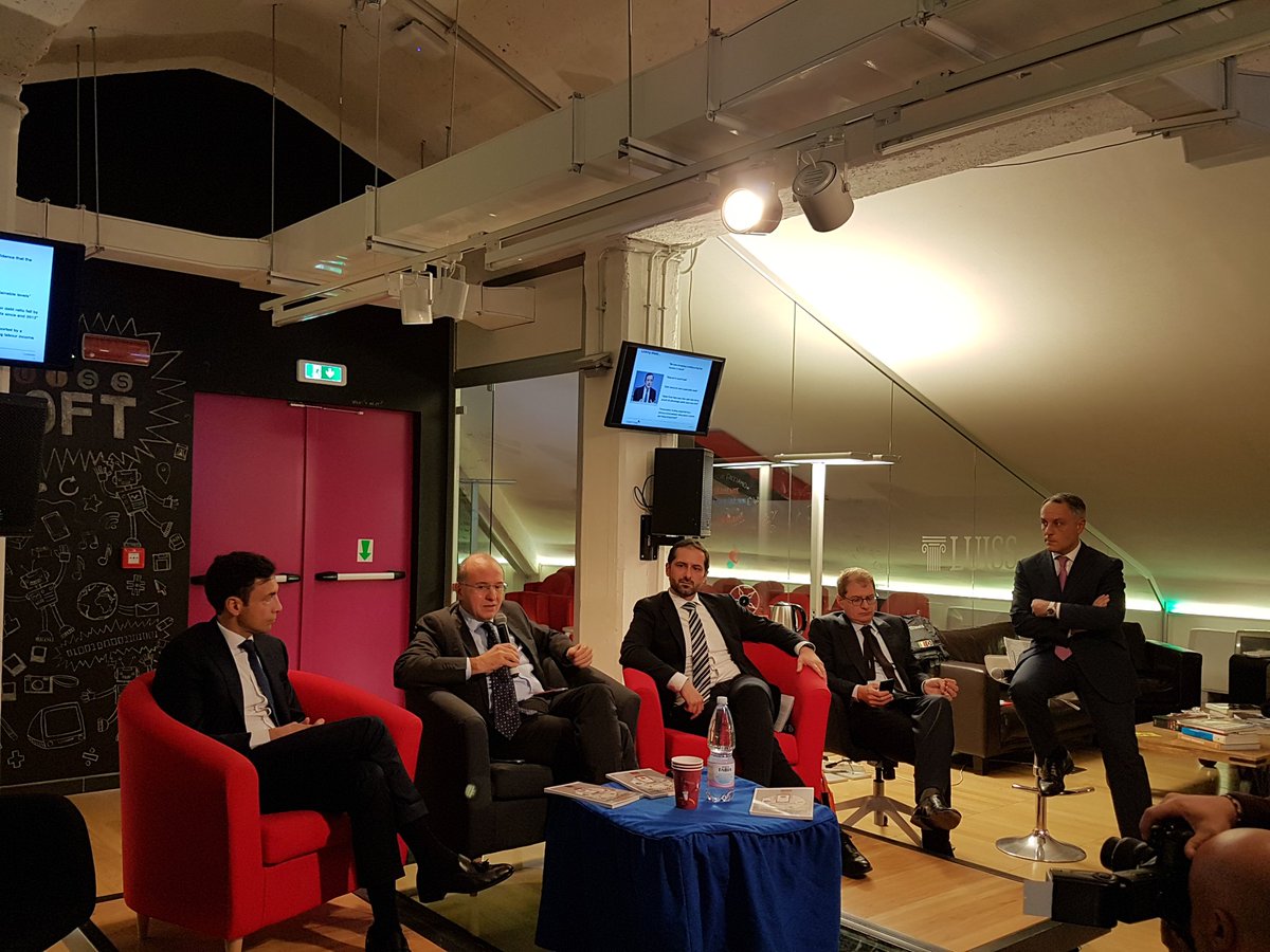 valeriachips's tweet photo. @stefano_emac @MEF_GOV - la transazione finanziaria diventa una commodity con il #fintech - ma trainata dal #consumatore - il tesoro sono i #dati - il #regolatore deve adottare approccio #orizzontale - obiettivo è far #sviluppare il settore, anche in ottica #UE @formichenews https://t.co/vdcqt7UHf6