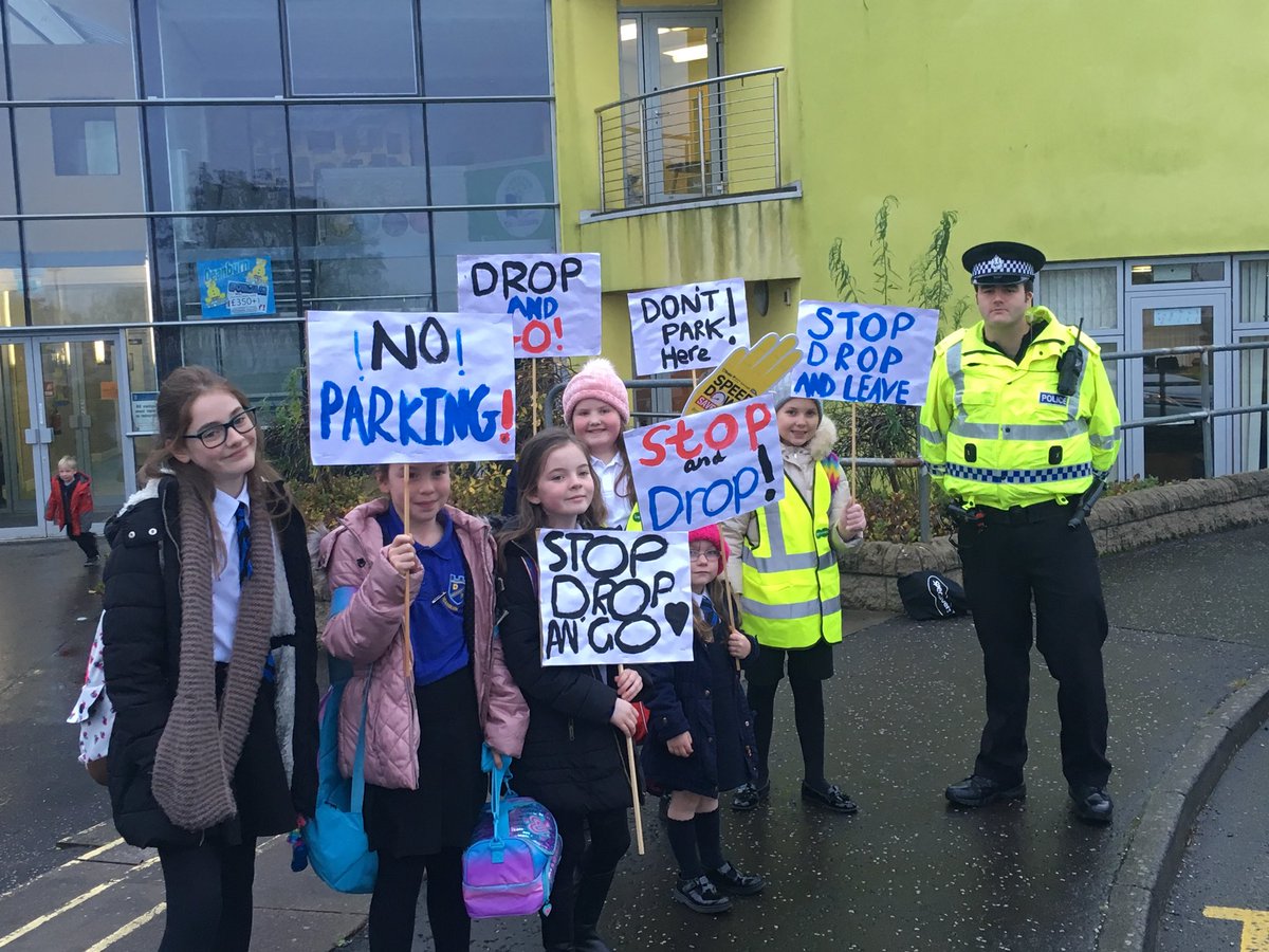 DeanburnPS's tweet photo. Great enthusiasm and effort from the Pupil Council to help keep children safe and traffic flowing on the turning circle, with support from Community police officers Greg and Graeme! #DPSRSW #StopDropandGo #RoadSafetyWeek https://t.co/Z3oMV6sRFX