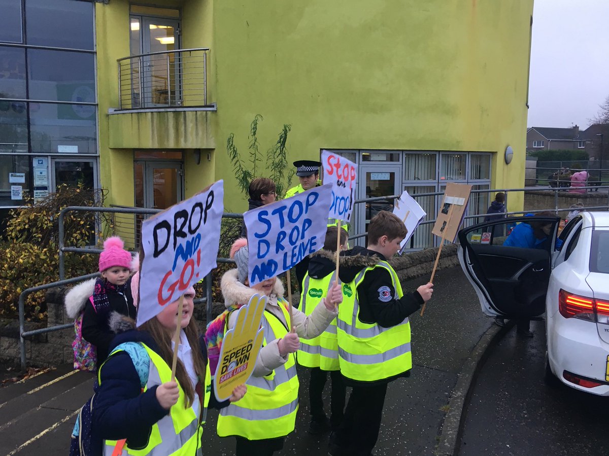 DeanburnPS's tweet photo. Great enthusiasm and effort from the Pupil Council to help keep children safe and traffic flowing on the turning circle, with support from Community police officers Greg and Graeme! #DPSRSW #StopDropandGo #RoadSafetyWeek https://t.co/Z3oMV6sRFX