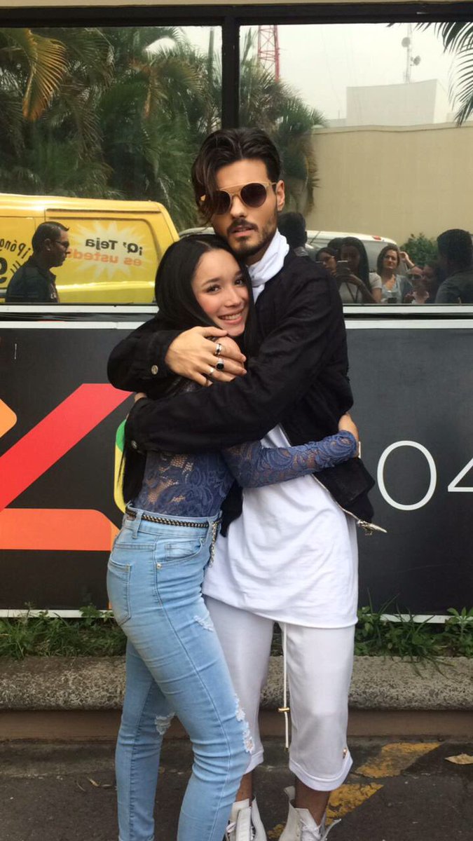 Nicol_FC13's tweet photo. @AbrahamMateo cuando deseas algo de verdad tarde o temprano se cumple, 4 años después te abracé, muchas gracias por todo, nunca sabré como agradecerte tanto, eres increíble, te quiero❤️ https://t.co/lo2CBgybL7
