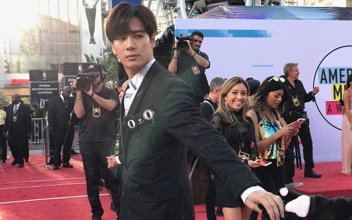 allkpop's tweet photo. Snoop Dogg shares a viral video of #GOT7's Jackson at the AMAs https://t.co/2sePhHN8Dx https://t.co/cyqMDYwgiW