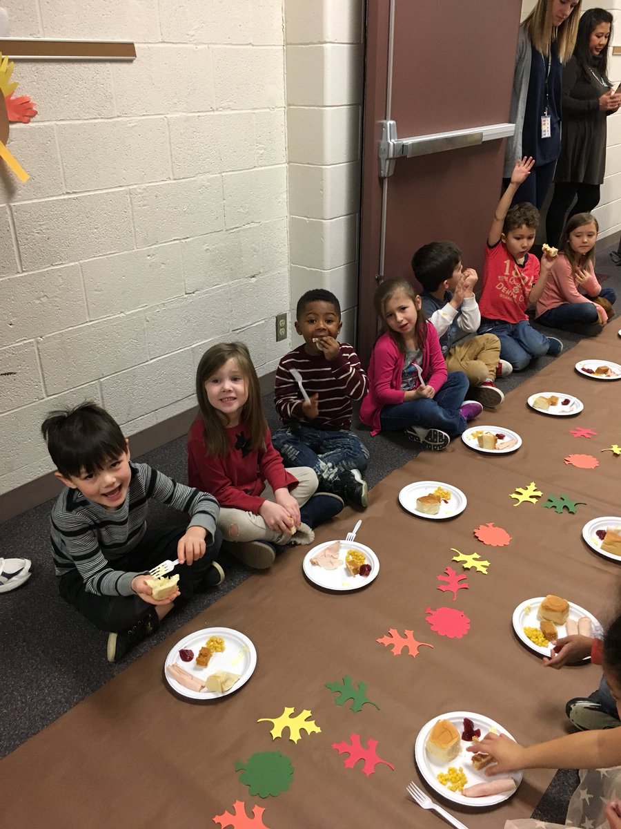 jawagnerPLS's tweet photo. Enjoying our friendship feast! Happy thanksgiving everyone! 🦃 @GrainwoodPLS #kindergarten https://t.co/Q995NK0Dl4
