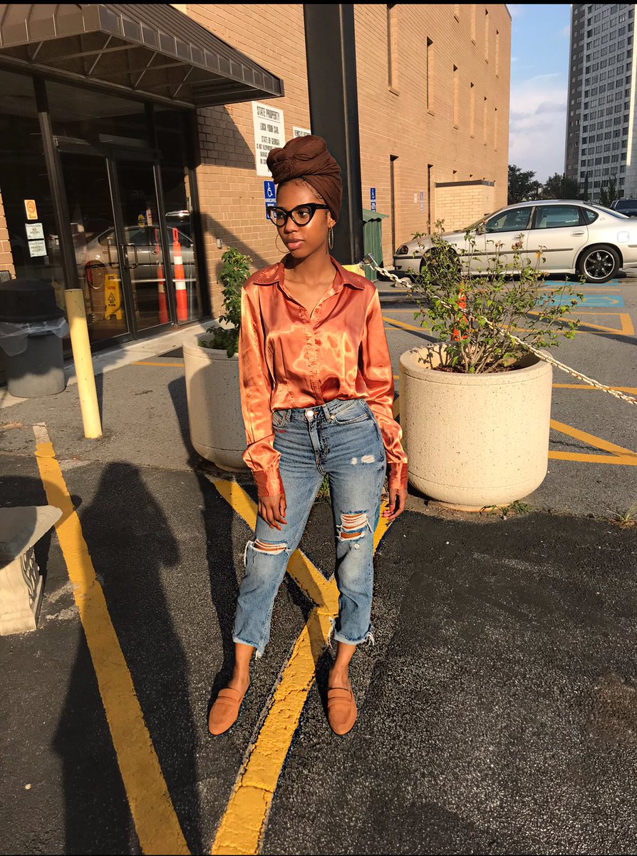 originalKam's tweet photo. She ain’t no stuck up chick just unimpressed and uninterested https://t.co/IWsBp7NEtU