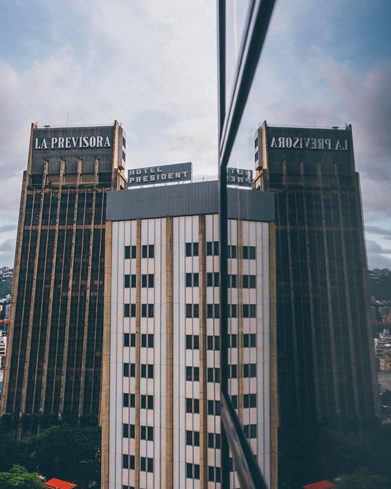 DesdeLaStreet's tweet photo. Reflejos de la ciudad 🏙 // Reflections of the city #Urban #Caracas 🇻🇪
Fotografía y edición: @ccsxplore https://t.co/vHojdzLXI8