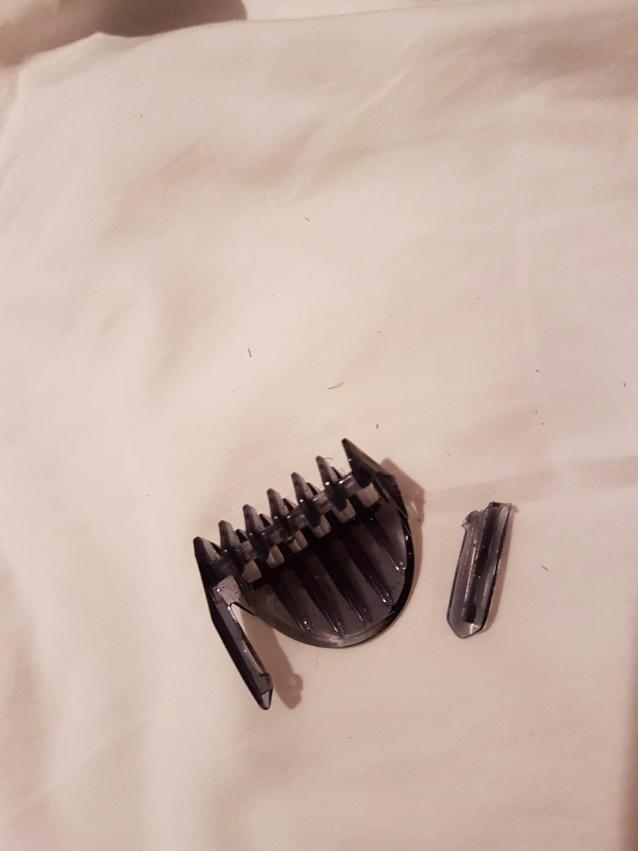 Peter_Klein91's tweet photo. @PhilipsCare Hi Claudia, here you are. As you can see the 'arm' on the comb snapped, so it doesn't click into place on the blades anymore. It happened while clicking it onto the blades. Any chance I can get a replacement? 
Thanks! https://t.co/Zhr4Yu48oV