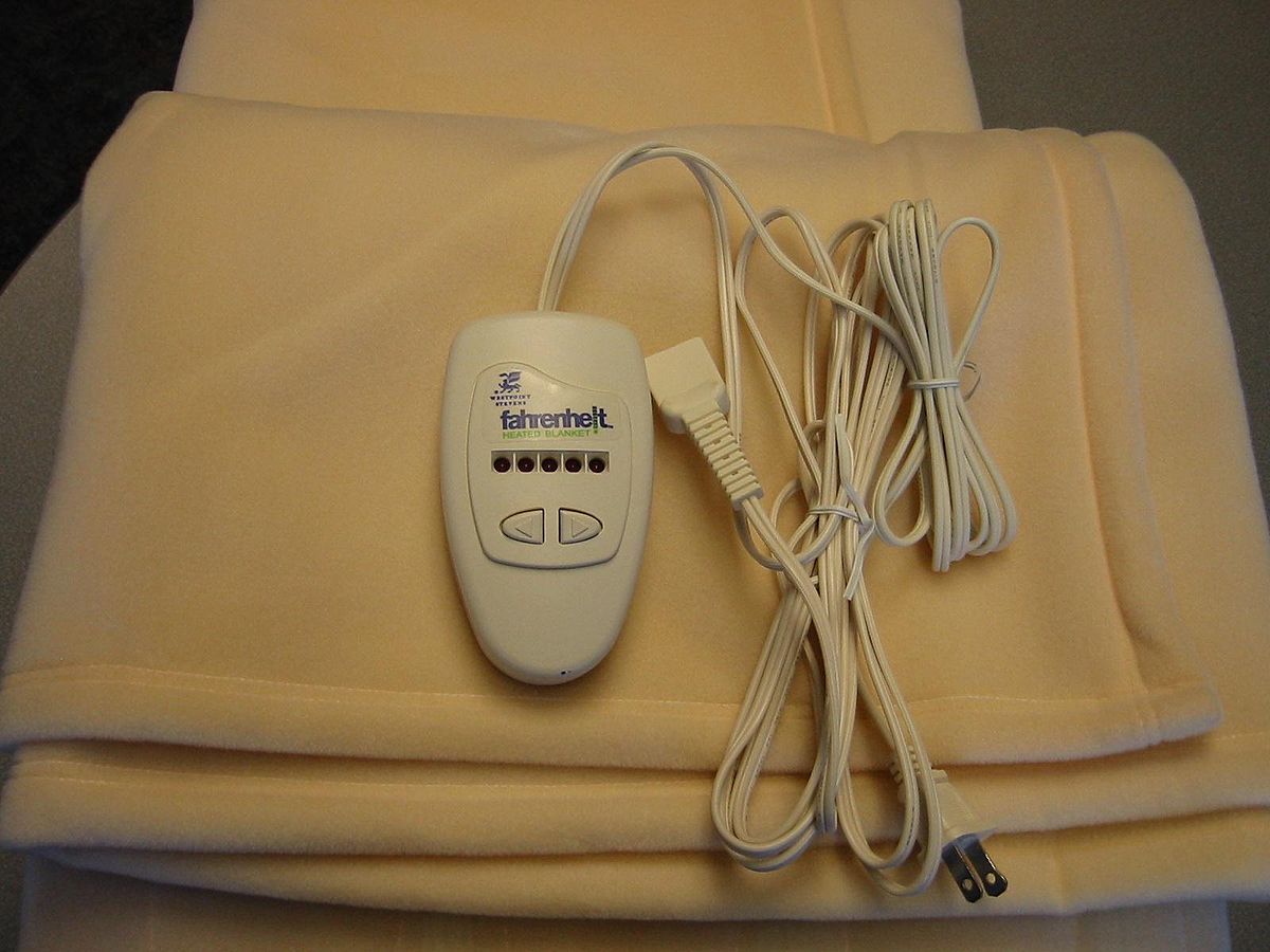 Joplin_Repair's tweet photo. When using an electric blanket, do not place anything on top of it. This could cause the blanket to overheat.  We know it is chilly outside, but please stay safe and follow safety guidelines when using  electric blankets and space heaters #safety https://t.co/KEJUqJebdB
