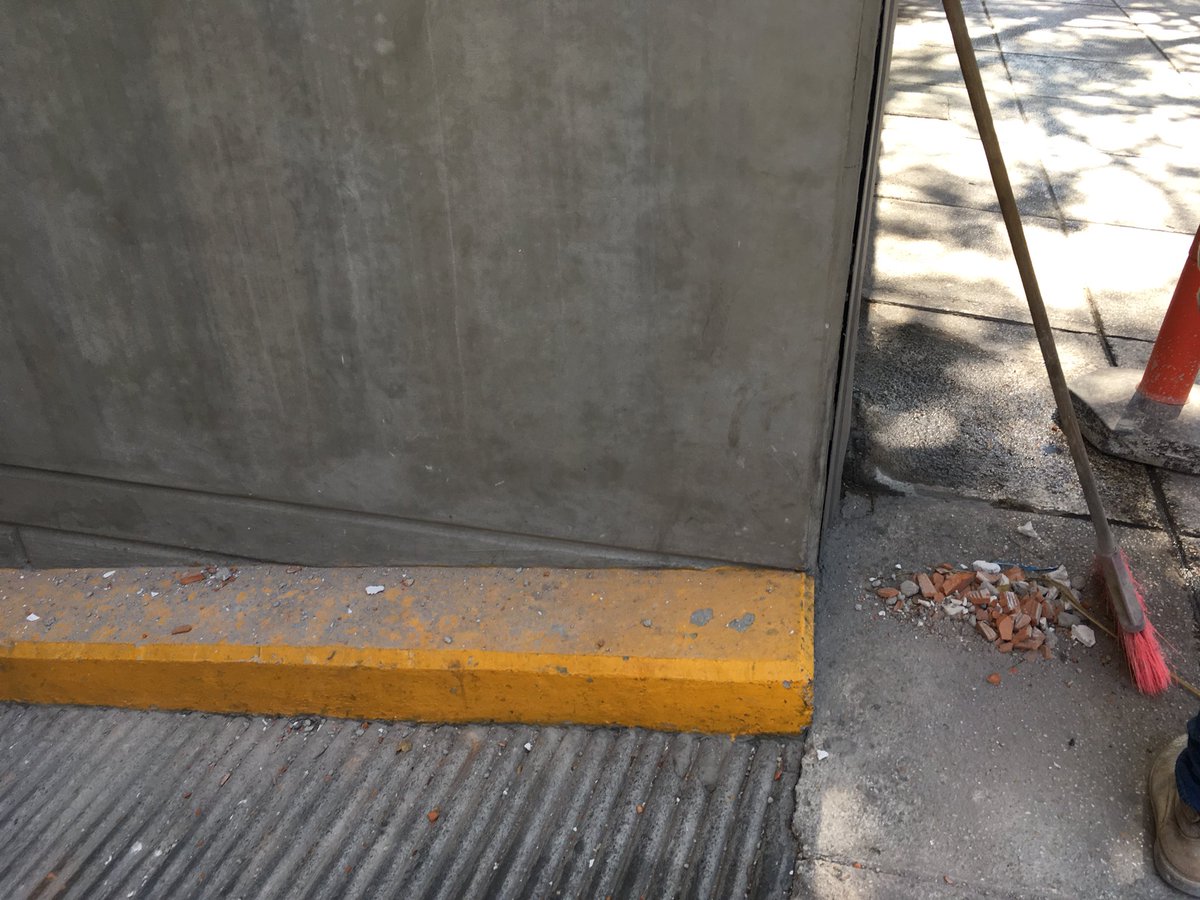 maria_saiz_'s tweet photo. @CynthiaMurrieta Rio Nilo 80 Col. Cuauhtémoc trabajando sin proteger la colindancia en RIESGO transeúntes y la entrada peatonal y vehicular, nos puedes ayudar? https://t.co/LDgqmSW1kt