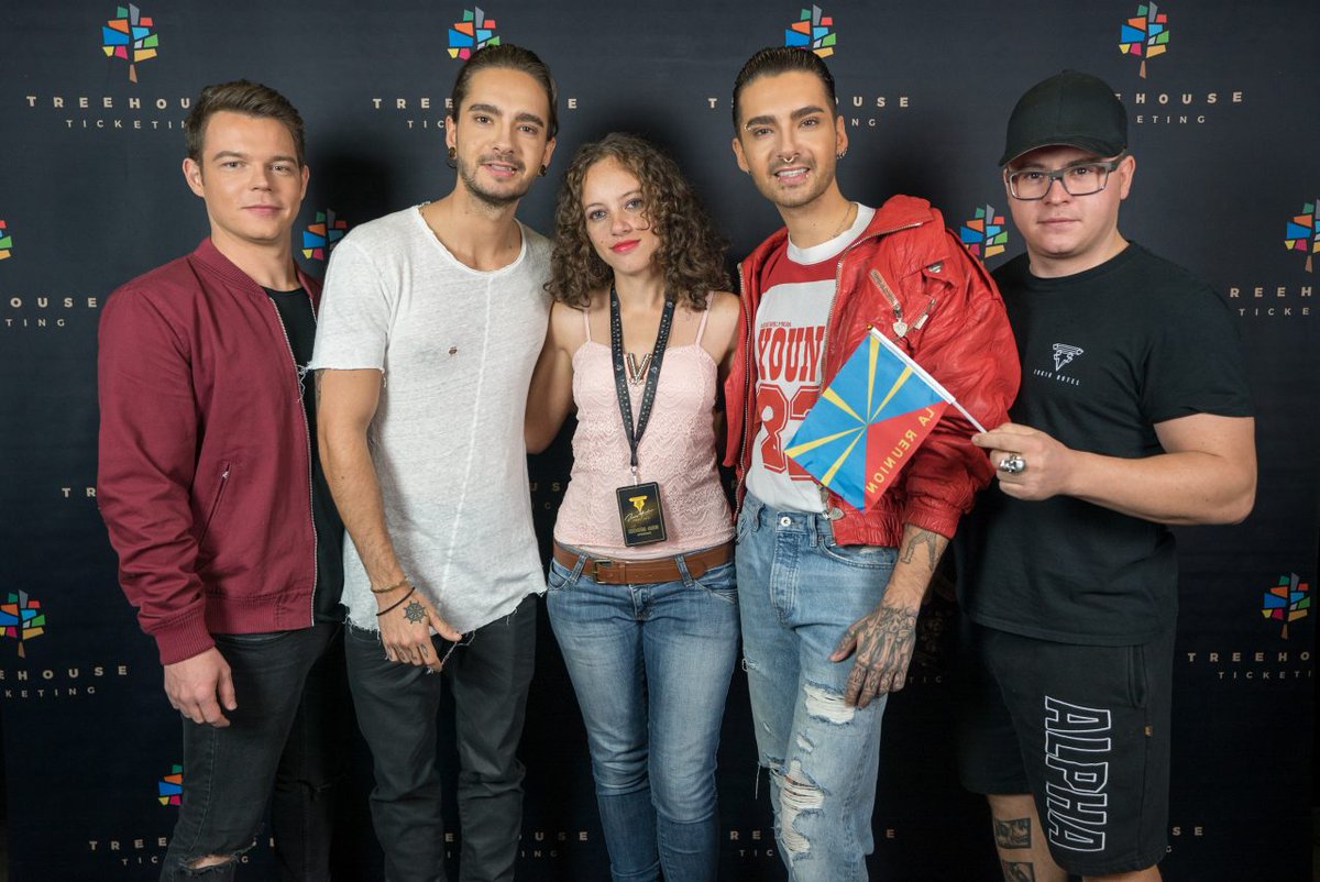 Alien_4_8_3's tweet photo. I finally met my idols after 10 years @tokiohotel ❤️ I'll keep this moment forever in my heart, thank you for everything ! Ps : The Reunion flag is upside down Gustav  ahah  😆 #dreammachinetour @tokiohotel #dmnancy https://t.co/m6WQ0sogDc