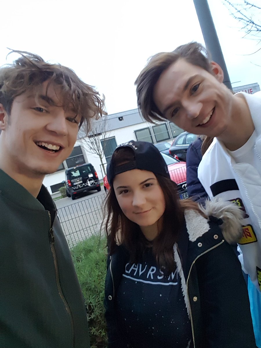 Juleelchs's tweet photo. Ich hab NOCH NIE herzlichere Menschen getroffen, als Heiko &amp; Roman. Sie geben einem das Gefühl, etwas besonderes zu sein, man kann sich ganz normal mit ihnen unterhalten, Witze machen &amp; ich hab noch nie eine herzlichere Umarmung bekommen. Sie sind echt tolle Menschen ❤ https://t.co/8NcFuDyqQQ