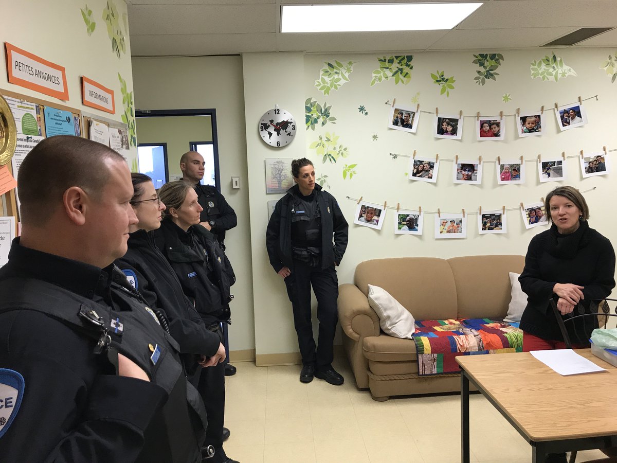 SPVM's tweet photo. Le #PDQ26 a tenu sa journée d’accueil des policiers récemment mutés à #CDN. Cela leur permet de mieux comprendre la diversité du quartier et connaître les différentes ressources.
https://t.co/qMlHeTsakS
^CC https://t.co/8uiIn1gDFu
