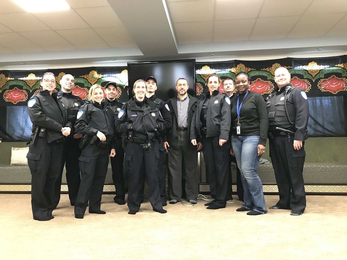 SPVM's tweet photo. Le #PDQ26 a tenu sa journée d’accueil des policiers récemment mutés à #CDN. Cela leur permet de mieux comprendre la diversité du quartier et connaître les différentes ressources.
https://t.co/qMlHeTsakS
^CC https://t.co/8uiIn1gDFu