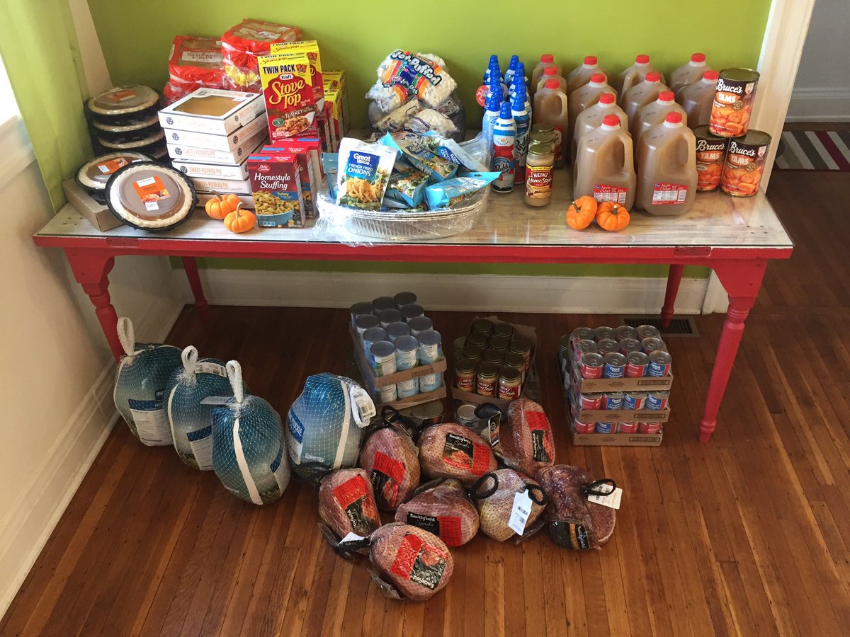 holdfolio's tweet photo. We are spending some time this week delivering Thanksgiving dinner to some of our amazing tenants. #Thanksgiving #GivingBack #Thankful https://t.co/AbuZQCTC4Q