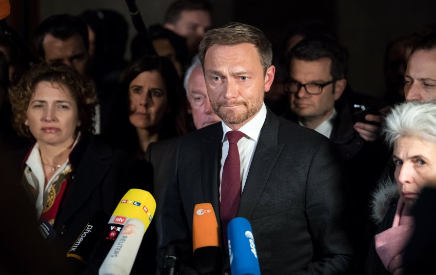jonasox's tweet photo. Lindner sieht in neuen Jamaika-Verhandlungen "keinen Sinn"        
Dem Appell des Bundespräsidenten zum Trotz: FDP-Chef Christian Lindner bleibt bei seinem Nein zu Jamaika.  Vor allem einer Partei wirft Christian Lindner fehlende Kompromissbereitschaft vor. https://t.co/1Ev814juSj