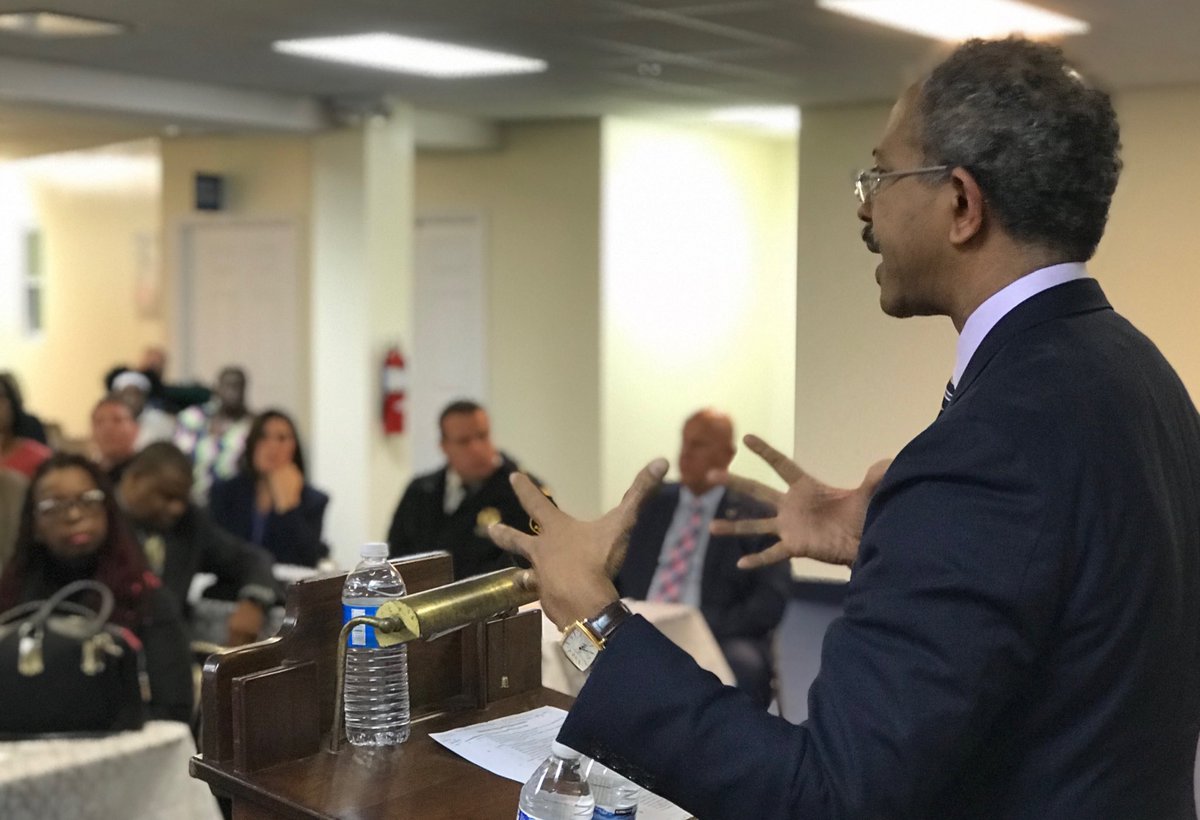 MichaelHillNJ's tweet photo. #Newark residents grill #federalmonitor on how they want their #NPD reformed #njisj #njtvnews https://t.co/MlgBKeDOC6