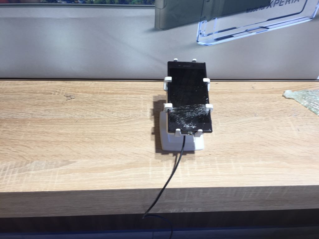 gripzo's tweet photo. Another theft attempt gone sour. Now they know to leave phones alone when they're secured by a anti theft bracket of #gripzo @CellC @MTNza @Vodacom @ATTMx @ATT Gripzo USP lockdown with quick release = 100% experience https://t.co/SK6ZoHpWoF