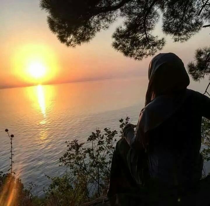 الغائبون # يظنون - فعلا أننا لن نراهم !! هم لايعلمون أن للقلب عينان الاولى حنين والأخرى انتظار مساءكم ورد اخوتي وأخواتي كتير مشتالكم كتير