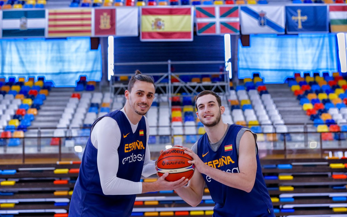 FBIBasquet's tweet photo. Els balears @Sergi_Garcia10 i @peretomas19 amb la Selecció Espanyola. Orgull #IllesDeBàsquet!! 🏀 Molta sort per aquests dos partits!! Teniu tot el suport i confiança de les Illes!! Som-hi!! 💪💪 Foto: @baloncestofeb https://t.co/7bsJl2mp0M