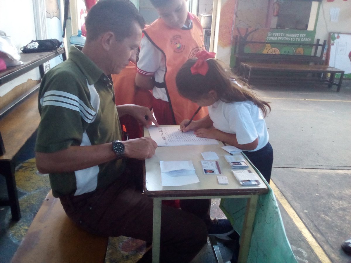 RosaInsParada1's tweet photo. Elección de la Vocería Estudiantil en la Escuela Bolivariana"Pedro María Morantes" municipio San Cristóbal @charlychaves @PdeOrientacion @ZonaEducTachira https://t.co/nCnovVruSj