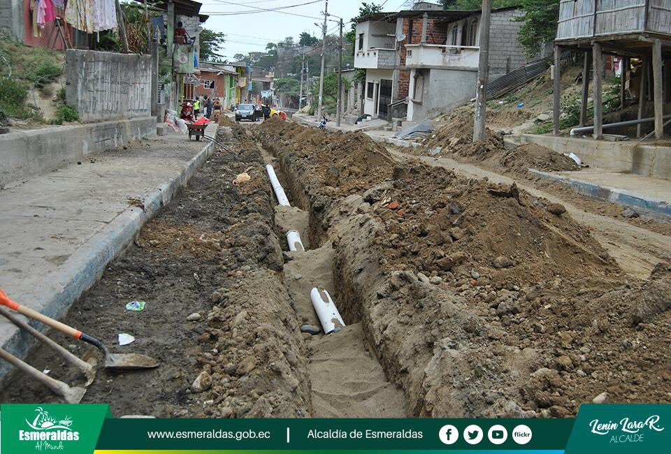 AlcaldiaEsme's tweet photo. En el Embudo se desarrollan trabajos de colocacion de tuberia de 200 mm para el sistema de aguas lluvias #TuAlcaldíaCumple @LeninLaraR https://t.co/8F3DYe1utI