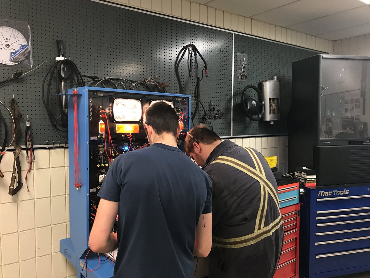 ATCauto's tweet photo. @ArtsTechCentre ATC students make use of their lunch hour to apply electrical theory on the lighting simulator https://t.co/1oG3P7I1jq