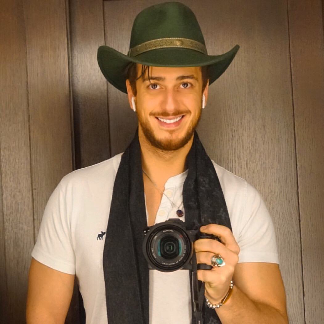 slmaamm's tweet photo. ومرة اخري هذه الكاميرا المحظوظه📸📷 تشارك المعلم بالعديد من الصور 📸
يا لها من محظوظه 😂😂
@saadlamjarred1 
#SaadLamjarred 
مساء الابتسامه😊👇 https://t.co/CqF9rCKr6R