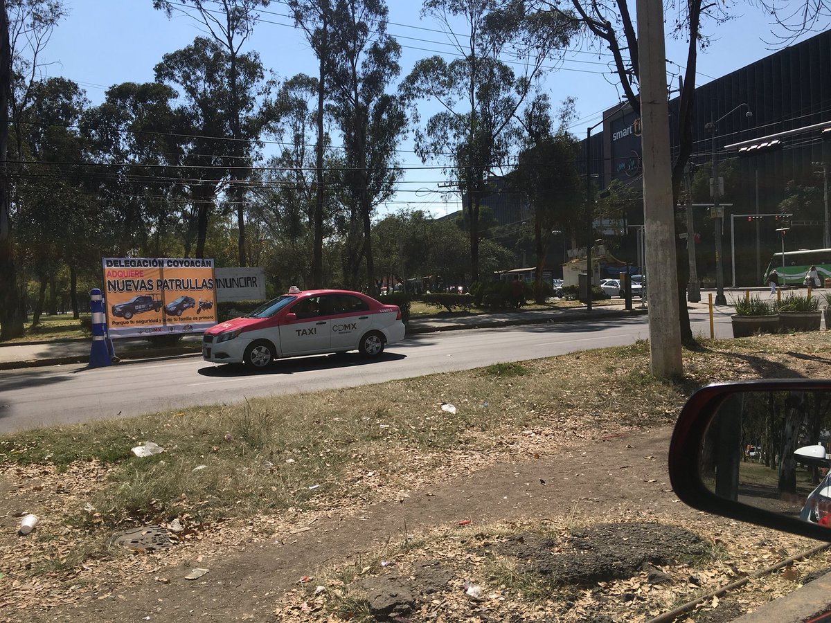 CarlJaime's tweet photo. Y estás cosas que obstruyen la vialidad que? @SSP_CDMX @Del_Coyoacan @ManceraMiguelMX ya trabajen porfavor! @Coapa_ https://t.co/DH8doIWyTS