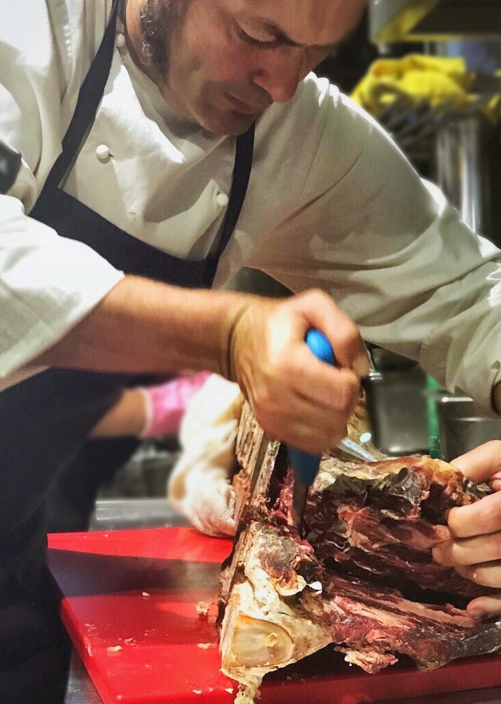 ZokoMadrid's tweet photo. En @ZokoMadrid solo trabajamos la #carne de @ElCaprichoLeon, la mejor del mundo según la revista @TIME. 🤘🏼#Platazos #Meat #Zokoinómanos #Foodies #Zoko #MustEst #Madrid 🔪 https://t.co/CR1vvltDpi