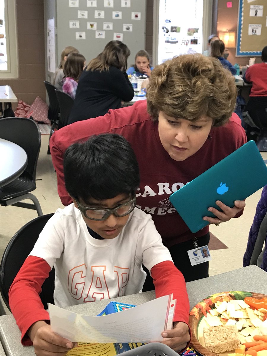 weeks_hook's tweet photo. 4th graders at @NPESLex1 gave encouragement and words of praise as they shared their writingswith each other at their “Friendsgiving” celebration! @LexingtonOne #npelions https://t.co/UZPPDUVMus