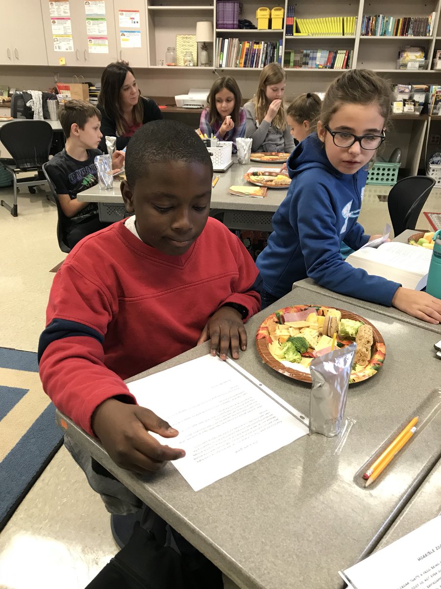 weeks_hook's tweet photo. 4th graders at @NPESLex1 gave encouragement and words of praise as they shared their writingswith each other at their “Friendsgiving” celebration! @LexingtonOne #npelions https://t.co/UZPPDUVMus