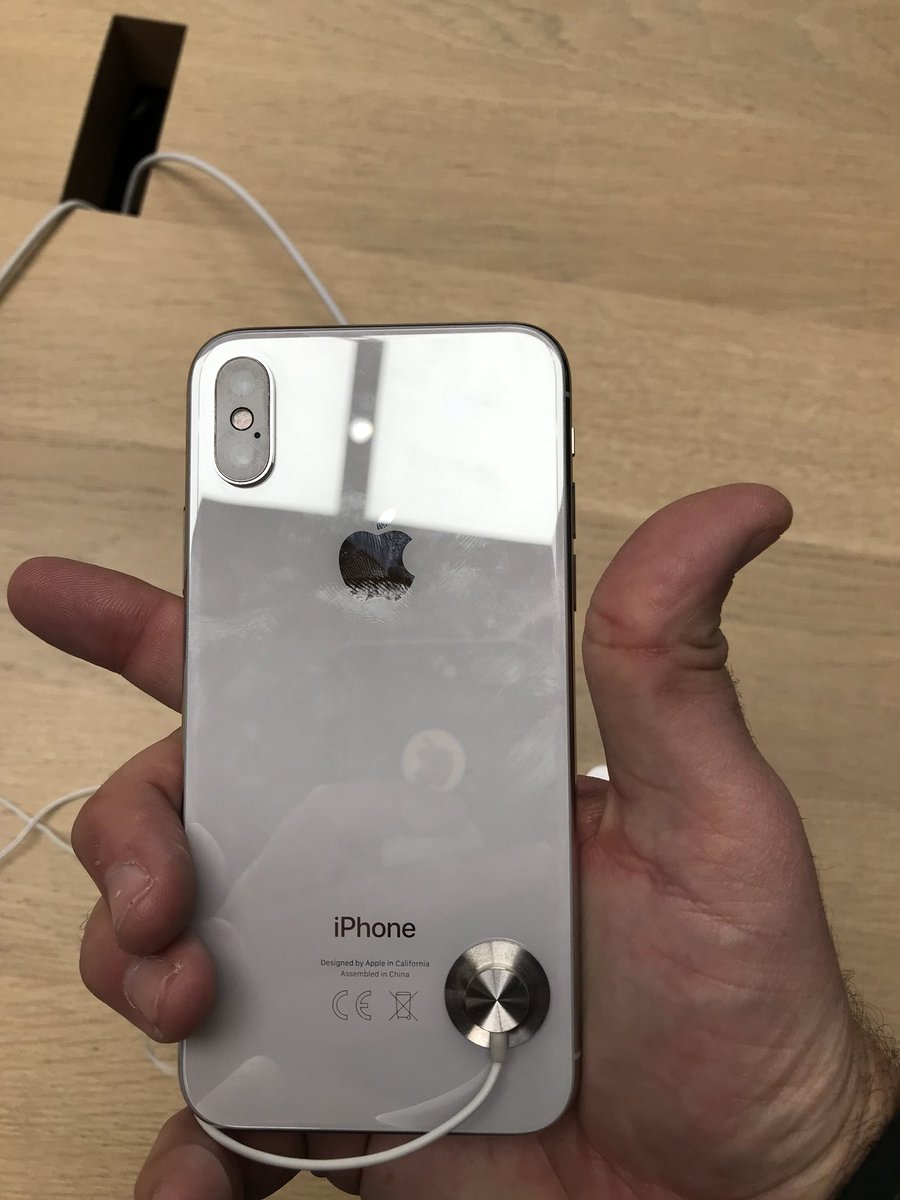 OscarSanchez's tweet photo. #IpnoneX vs lo que le pongas delante, da igual....
Ganas de sufrir sin necesidad 😱
Se aceptan regalos ahora que llega la 🎄🎅🤶 https://t.co/0R3IQgdTn3
