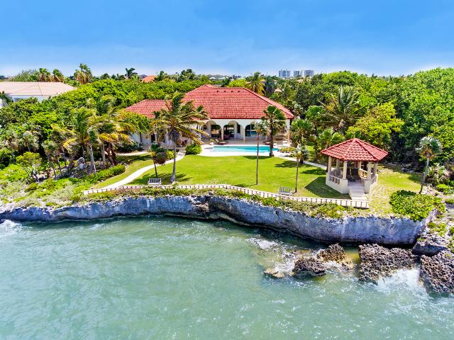 HandsomeIntl's tweet photo. Live at and enjoy the views from the highest point on Vista Del Mar in  West Bay of the Cayman Islands! For more information contact Handsome  Properties International 843-727-6460. https://t.co/vB5ExiTUNT #goals #homegoals #Beautiful #travel #TravelTuesday #luxuryrealestate https://t.co/SV2y2gzSPm