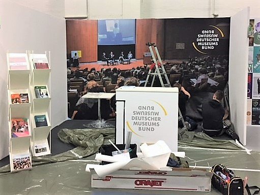 DavidVuillaume's tweet image. Der Stand @museumsbund im Aufbau. Morgen ist Eröffnung #exponatec exponatec.de