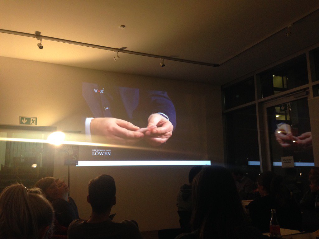 #DHDL heute mit <a href="/trackle_de/">trackle</a>. Bonn verfolgt die Ausstrahlung beim Public Viewing <a href="/BonnHub/">Anthony Hub</a>.