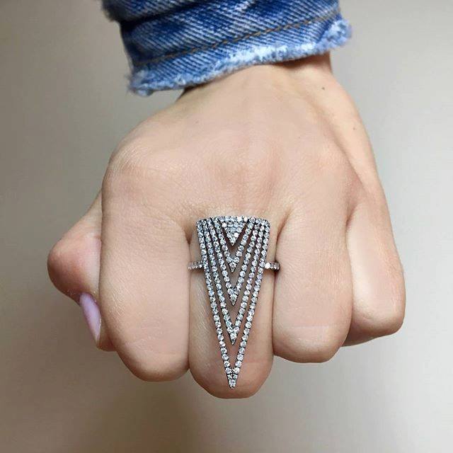 Our exquisite #diamond and #gold Everest Ring is now on sale for the first (and last time)! Get it now during our Winter Sale Event! grazielagems.com/2017-black-fri…