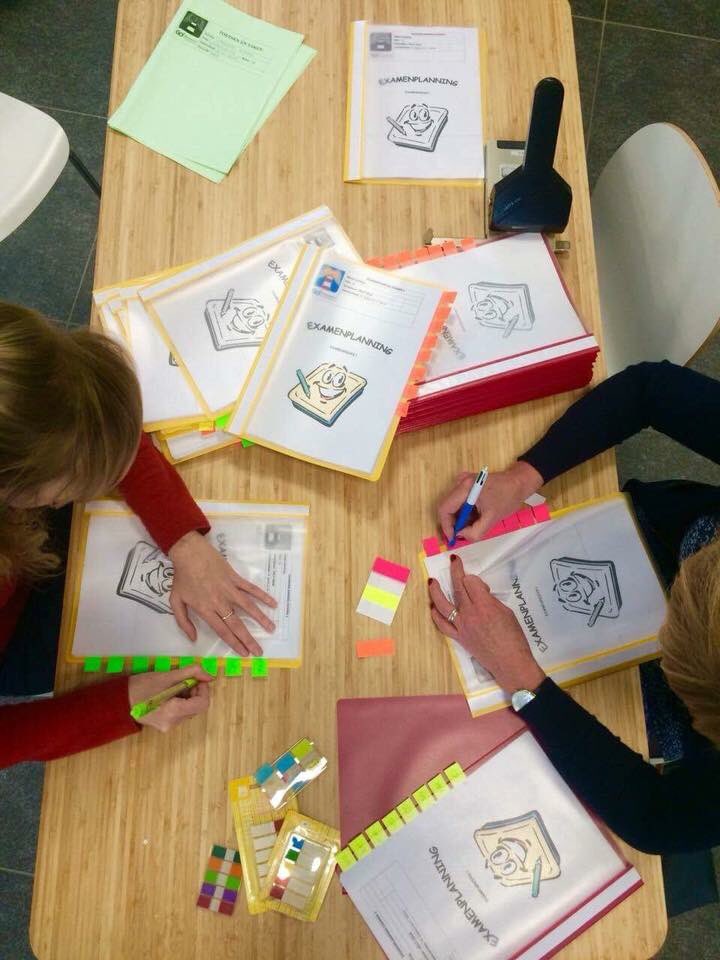 GO_MSNieuwpoort's tweet photo. De examenperiode komt er aan! @CharleneWinne en mevr. Baillieul maken examenmapjes voor 1A en 2A om hen te helpen met plannen en voorbereiden. #lerenleren #weekplanner #sturenvaneigenleren https://t.co/PQ3kwgqtU1